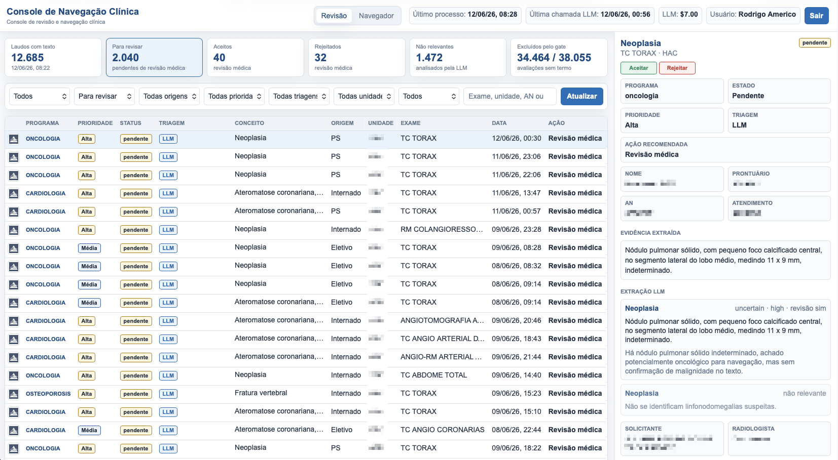 Console de navegação clínica em tema claro, com lista de casos para revisão e painel lateral de evidência extraída, extração LLM e ação recomendada.